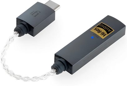 To iFi Audio GO Link bærbare lydkonvertere i mørkegrå, USB-C- og 3,5 mm jackstik, lagt fladt ned