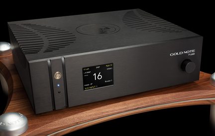 Sort Gold Note P-1000 hi-fi-forstærker med farveskærm og volumenkontrol, placeret på træhylde