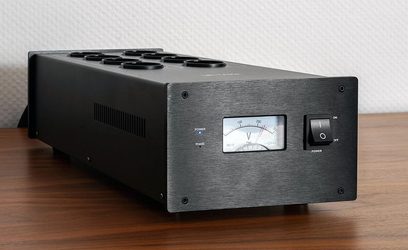 Taga Harmony PC-5000 sort strømkonditioneringsanlæg, set forfra, analogt voltmeter, 6 stikkontakter, tænd/sluk-kontakt