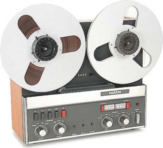 Srebrno-szary magnetofon szpulowy Revox A77, zbliżenie na dwie szpule i przyciski sterujące