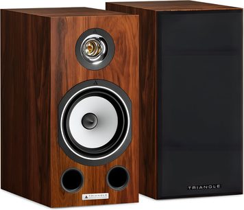 Par de caixas de som de prateleira Triangle Comète série EZ teca em madeira marrom acabamento teca, vista em três quartos, uma sem a grade revelando tweeter dourado embutido, woofer branco e duplos dutos frontais, a outra com grade preta