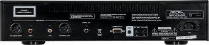 Rotel RCD1570 sort CD-afspiller, frontpanel med stik, display, kontrolknapper og diskskuffe til kompaktdisk