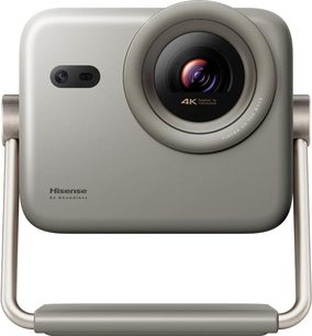 Videoprojektor Hisense M2 PRO v hliníkovém šedém kovovém provedení s obdélníkovým tělem zaoblenými hranami, velkým kruhovým 4K objektivem posunutým ze středu, dvojitým senzorem vlevo a integrovanou trubkovitou držadlem, pohled zepředu