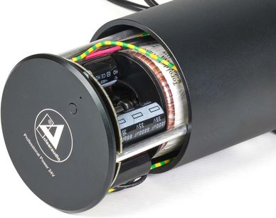 Externí napájení pro gramofon, pohled v perspektivě, otevřený černý válec, barevné kabely, viditelné vnitřní součásti