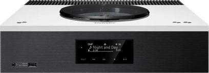 CD predvajalnik Technics SA-C600EG6W, pogled od spredaj, pravokotno ohišje, osrednji digitalni zaslon, črni CD pladenj na vrhu