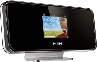 Philips NP2500 sort radio, skærm der viser "Kitty Higgins Clear Day", frontvisning i nærbillede