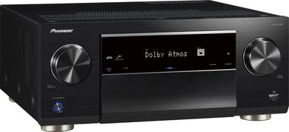 Pioneer SC-LX901 sort hjemmebiografsforstærker, set forfra, "Dolby Atmos" vist på skærmen, to sølvfarvede drejeknapper