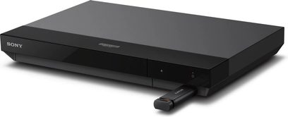 Sony UBP-X700K 4K Blu-ray-afspiller sort rektangulær med blank front og USB-nøgle indsat i trekvart visning