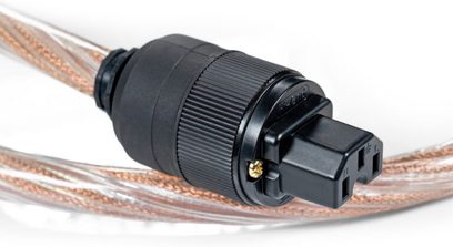 Černý napájecí konektor IEC C14 se zlatým uzamykacím kroužkem, detailní pohled zepředu na pozadí měděných opletených kabelů