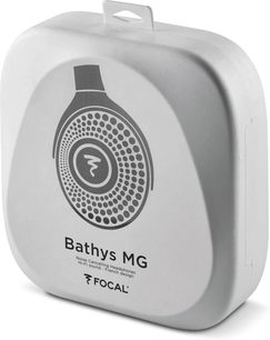 Caja de almacenamiento gris Focal Bathys MG con asa, vista en tres cuartos e ilustración de auriculares en la parte frontal