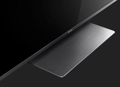 Panasonic TX-55FX780 ultra-flat TV, svart rektangulær skjerm, mørk grå metallramme, profilvisning på svart bakgrunn