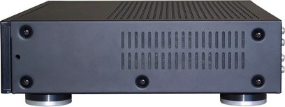 Amplificator multiroom sau multi-zonă ArtSound AMP-850, vedere laterală stânga, carcasă neagră, 4 șuruburi negre, 2 picioare circulare argintii, grile de ventilație