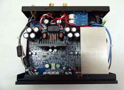 Nuprime STA-6 sort effektforstærker, set indefra forfra, med synlige elektroniske kredsløb og komponenter