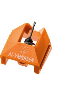 Diamant til pladespiller AT-VMN95EN, orange vinklet struktur, sort nål monteret på en metalholder, set i perspektiv