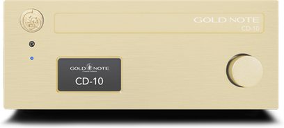 Augstas precizitātes CD atskaņotājs Gold Note CD-10 zelta krāsā, skatāms no priekšpuses, taisnstūrveida korpuss, apaļa poga labajā pusē, centrālais ekrāns