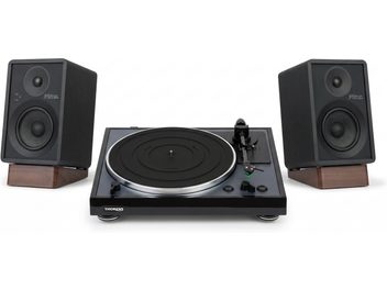 Černý gramofon Thorens se dvěma černými regálovými reproduktory na tmavě hnědých stojanech, pohled zepředu