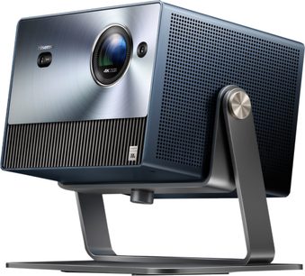 Takfäste för Hisense HSD6H projektor, 3/4 vy framifrån, rektangulärt svart hölje, central lins, sidoventilationsgaller