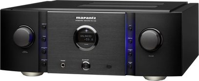Hi-fi stereo zesilovač Marantz PM-11S3 černý, pohled zepředu, čelní panel v černé barvě se stříbrnými tlačítky a ovladači, modrý displej