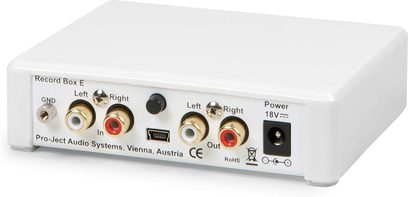 Préampli phono Pro-Ject Record Box E avec boîtier rectangulaire blanc, connecteurs RCA gauche/droite, port USB, borne GND, prise d’alimentation
