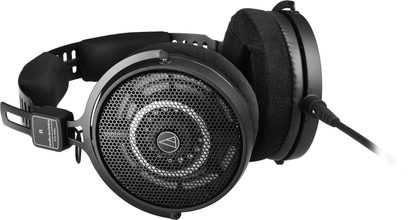 Audio Technica ATH-R50X sort, åben, kablet hi-fi-hovedtelefon med cirkulært perforeret metalgitter, tykke velourørepuder og perforeret plastikbøjle, kabel tilsluttet højre ørekop, set fra trekvart højre vinkel