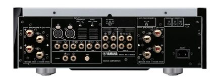 Yamaha A-S2200 HiFi-Verstärker Rückseite mit Lautsprecherklemmen, Cinch- und XLR-Eingängen, Trigger- und Netzbuchsen