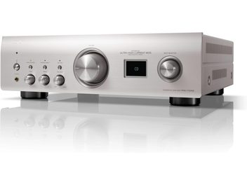 Denon PMA-1700NE srebrni stereo hi-fi ojačevalnik, sprednji pogled, srebrna sprednja plošča z gumbi, gumbi in digitalnim prikazovalnikom