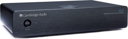 Preamplificatore phono Cambridge Audio Azur 651P nero, vista frontale, case rettangolare nero con pannello frontale in alluminio spazzolato