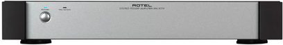 Frontpanel på en Rotel RB-1072-forstærker, børstet sølvfarvet kabinet, LED-lys, logo, tænd/sluk-knap