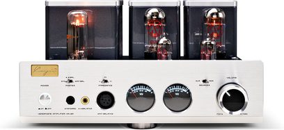 Preamplificatore per cuffie hi-fi Cayin HA-3A argento in alluminio spazzolato, vista frontale con tre valvole sotto coperture metalliche posteriori, due VU-metri circolari centrali retroilluminati, grande manopola del volume a destra e molteplici prese per cuffie a sinistra