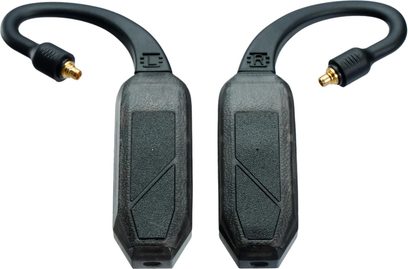 To trådløse iFi Audio GO Pod Air-sendere i halvgennemsigtig grå røgfarvet plast med sort tekstureret indsats, sorte ørekroge med gyldne MMCX-stik, set forfra