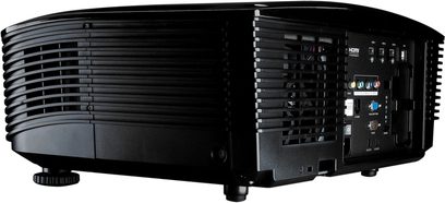 Černý videoprojektor Optoma HD87, pohled zepředu a z boku, s ventilačními mřížkami, objektivem a ovládacím panelem
