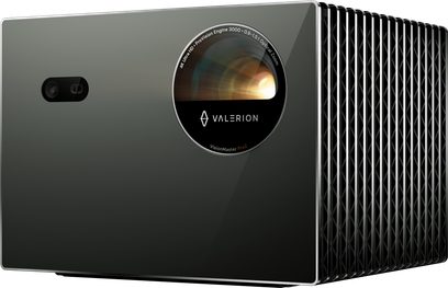 Videoproiector Valerion VisionMaster Pro 2 negru metalic, fațadă din sticlă lucioasă cu obiectiv circular mare iluminat în dreapta și senzor mic în stânga, partea dreaptă prevăzută cu fante de ventilație, vedere în perspectivă din față, trei sferturi