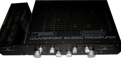 Frontvue af sort Counterpoint SA-5000 forstærker med knapper og stik på frontpanelet og ventilationsriste øverst