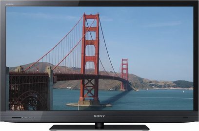 Rød hængebro, der spænder over en bugt med bjerge i baggrunden, vist på skærmen på en Sony KDL40EX721-tv