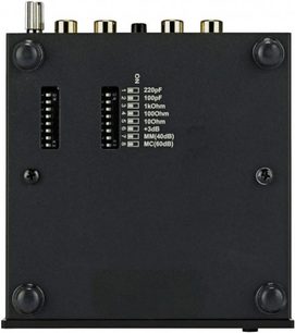 Pro-Ject Phono Box S2 Ultra hõbedane phono-eelvõimendi, tagantvaade vertikaalselt, must ristkülikukujuline korpus, 4 ümmargust jalga, 6 metallist pistikühendust ülaosas, 2 lülitite rida valgete kirjete ja tähistustega keskel.