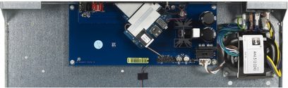 Micromega WM-10 sort netværksaudioafspiller, set oppefra, blåt printplade med elektroniske komponenter og stik