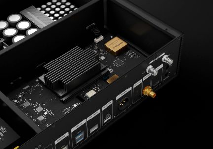 Аудіоконвертер CEC з видом усередину, чорним радіатором і роз’ємами Ethernet, USB, оптичним, коаксіальним та AES/EBU