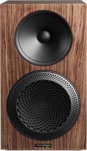 Diffusore da scaffale Paradigm Premier 220B v2 noce, vista frontale con pannello frontale in legno scanalato e altoparlanti neri
