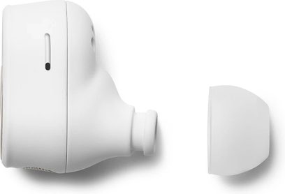 Bezdrátová sluchátka Devialet Gemini II iconic bílá, pohled zepředu a z profilu, otevřený nabíjecí box, bílá úprava