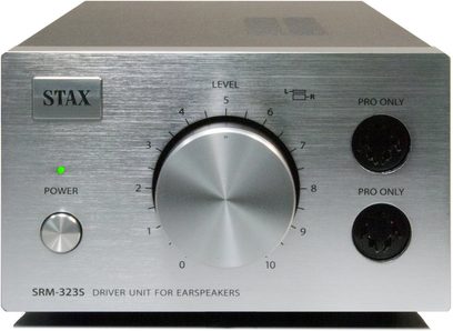 Forsiden af STAX SRM-323S hovedtelefonforstærkeren med børstet aluminiumsoverflade, volumenknap, gainvælger og 2 hovedtelefonstik
