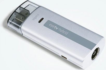 Elgato EyeTV Hybrid, rektangulær sølvfarvet boks med stik på siden og "eyetv hybrid"-logo på toppen, set fra en trekvartvinkel