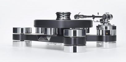 Transrotor Dark Star Silver Shadow hi-fi platespiller i svart og sølv, laget av akryl og metall, sett forfra med tykk, svart, sirkulær tallerken, rett tonearm og tre stablede, sylindriske, krommede føtter
