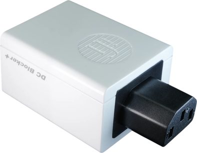 iFi Audio DC Blocker+ netstrømsfilter i hvid mat plastik med rektangulær kasse, cirkulært graveret logo på toppen og fremtrædende sort IEC-hunstik, vist i skrå perspektiv