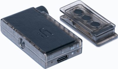 iFi Audio GO Blu Air, DAC portatile in plastica fumé traslucida, rivestimento testurizzato, vista 3/4, ghiera, USB-C, clip a molla