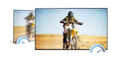 Motorcyklist i gul og sort dragt på gul motorcykel i en ørkenagtig landskab, reklamebillede med blå rammer