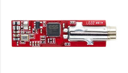 Rød iFi Audio GO Link USB-lydkonverter, topvisning af printplade og sølvfarvede elektroniske komponenter