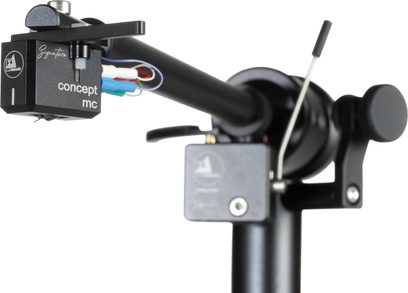 Hi-fi pladespiller ClearAudio Pack Concept Signature Jubilee Black, sort tonearm, farvede kabler, close-up visning