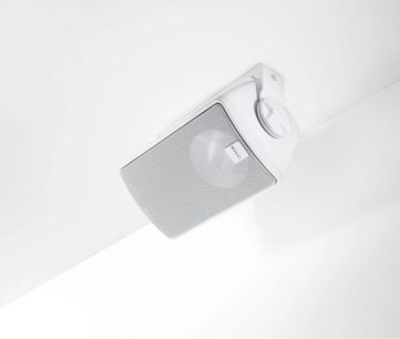 Boxă de exterior Canton PRO X.3 albă dreptunghiulară cu grilă metalică și suport orientabil fixat pe tavan