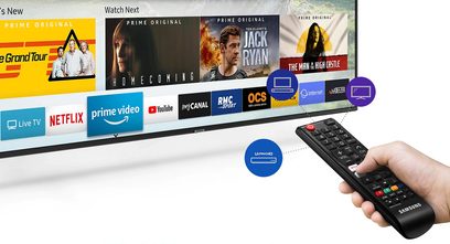 Televizor Samsung UE65RU7305 zobrazující náhledy programů, s dálkovým ovladačem Samsung v popředí