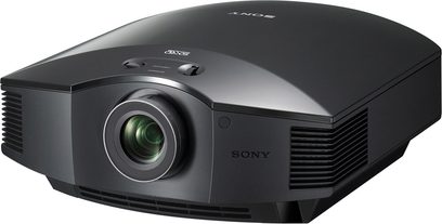 Sony VPL-HW50 sort videoprojektor, set forfra og tre kvarter, linse til venstre, ventilationsriste øverst